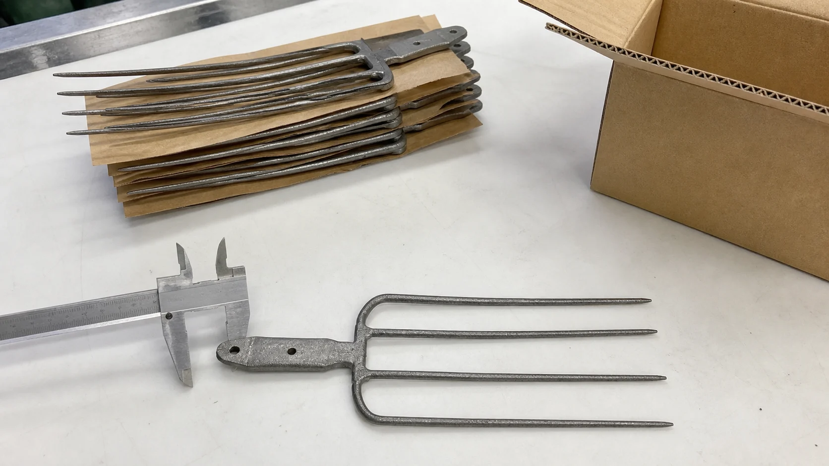 Four-tine F101-1 fork heads checked at the twin-hole tang and separated for export packing